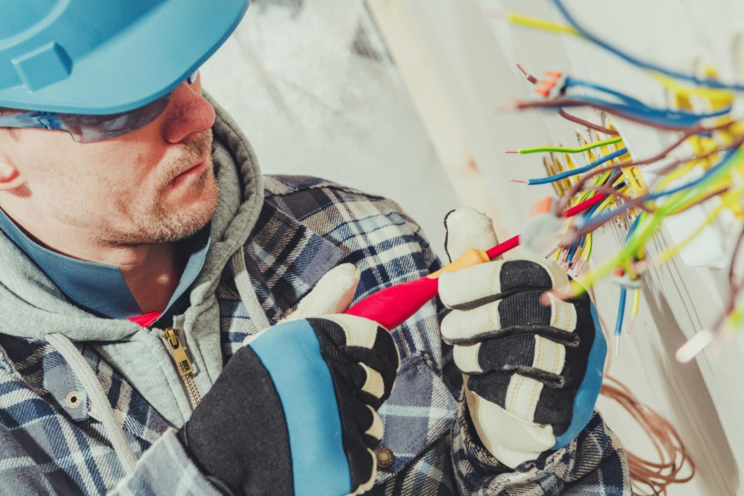 How to Choose a Qualified Emergency Electrician